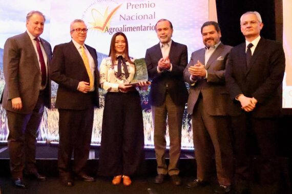 En la foto de izquierda a derecha: Juan Cortina Gallardo; presidente del CNA, Luis Eduardo González; ex presidente UMFFAAC; Irza Irving, directora Ejecutiva UMFFAAC; Bosco de la Vega y Armando Paredes, ambos ex presidentes CNA y César Ocaña, ex director Ejecutivo, UMFFAAC