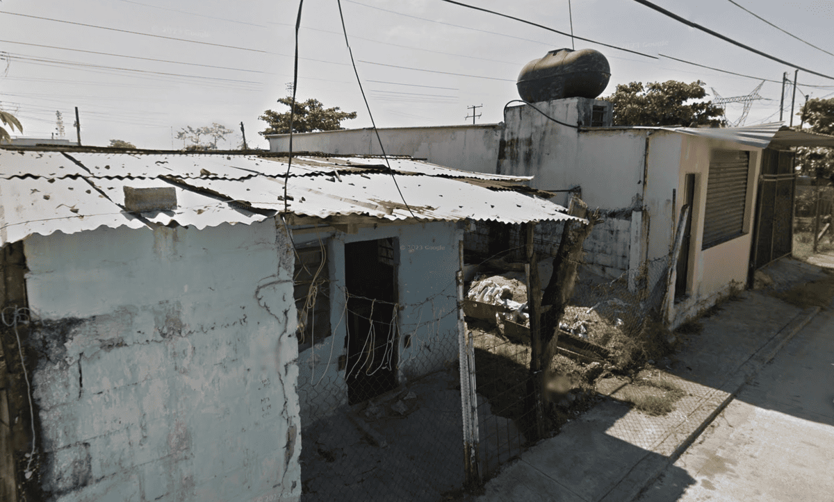 En una casa con techo de lámina, en esta calle de la colonia La Selva, residía el supuesto accionista de Surface Technology, que recibió triangulaciones millonarias de La Estafa Maestra.