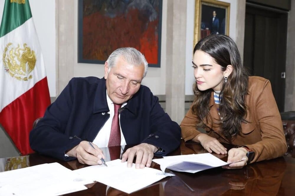 Andrea Chávez y Adán Augusto López Hernández