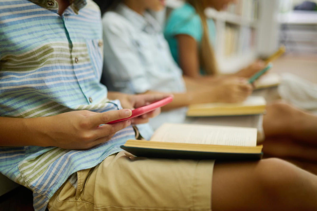 Educar para el futuro o prohibir el presente: El dilema digital de la escuela mexicana